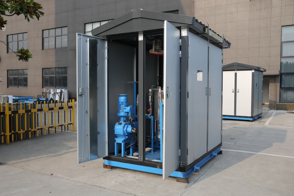 Oil and gas field chemical additive feeding system